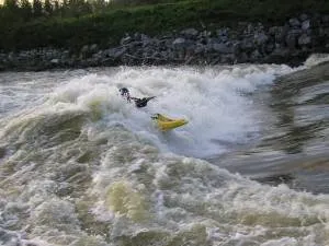 En 2004, conditions idéales pour pratiquants Freestyle moyen. Niveau 40 m3/s à Fesches + 18 m3/s sur la Savoureuse. Comme la confluence de la Savoureuse n'est pas loin je pense que quand la hauteur de la Savoureuse joue sur le facteur retenu (ou Rouleau) de la vague?